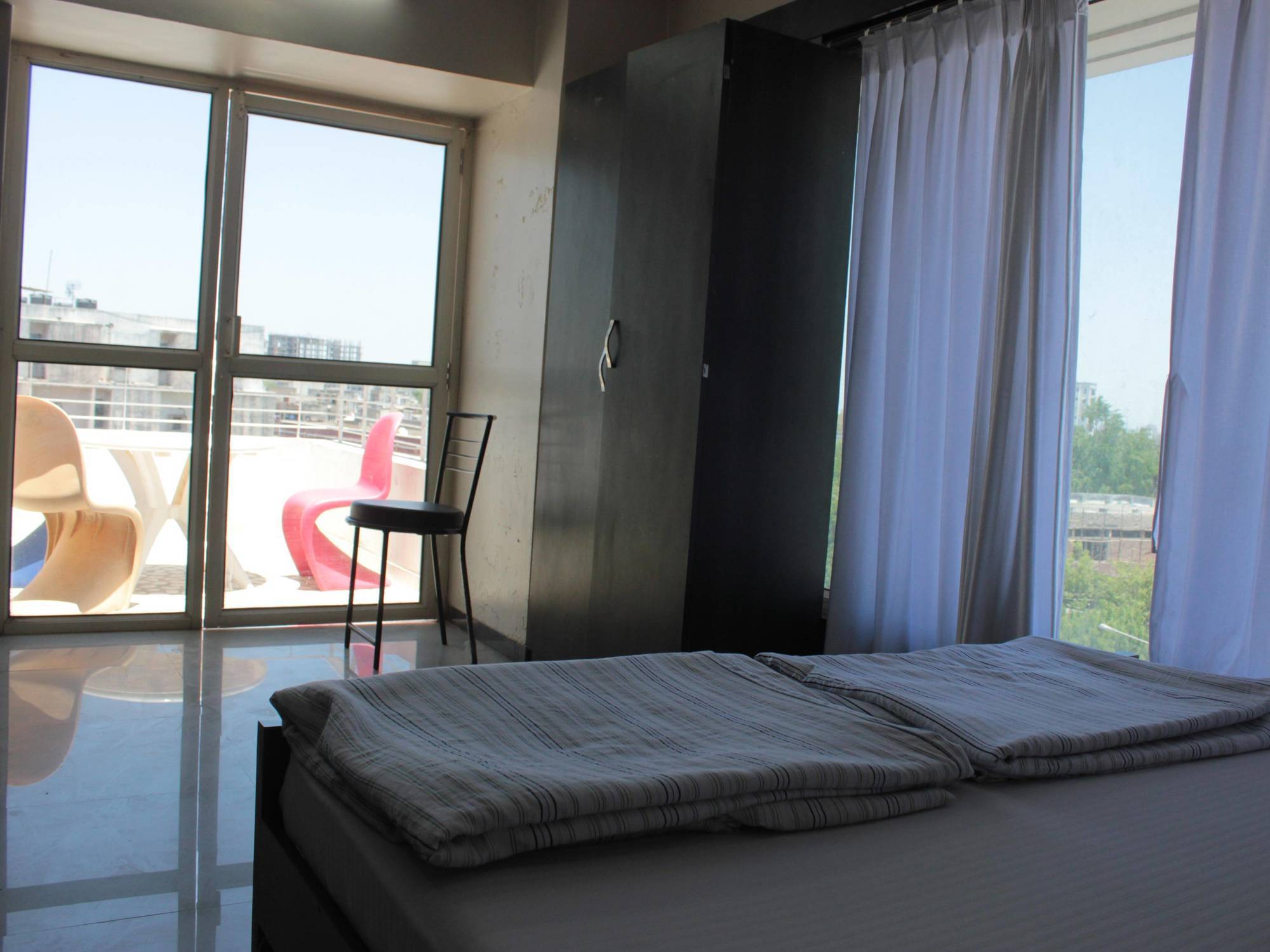 Hotel Apple Inn Ahmedabad Bagian luar foto